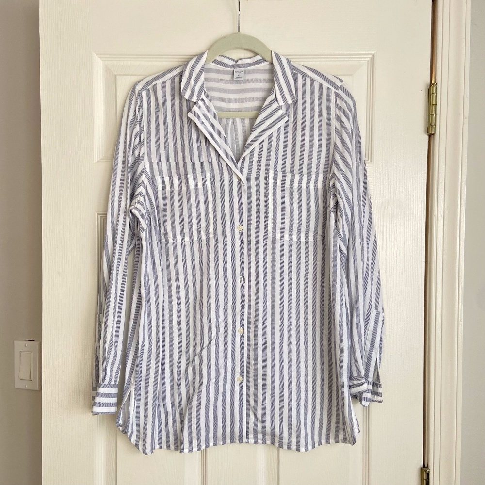 Old Navy Lightweight Button Down - M